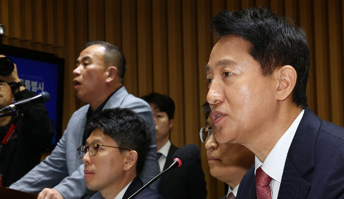 오세훈 서울시장(오른쪽)과 명태균 씨. 연합뉴스