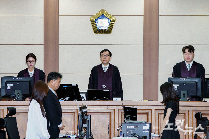 한덕수 전 국무총리의 '내란 우두머리 방조 혐의' 공판이 열린 서울 서초구 서울중앙지법 대법정에 이진관 부장판사가 들어서고 있다. 사진공동취재단