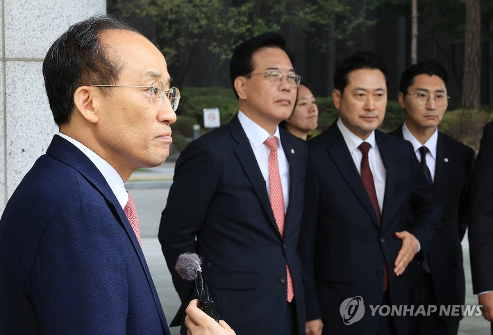 국민의힘 추경호 전 원내대표가 31일 서울 서초구 서울고검에 마련된 조은석 내란특별검사팀 사무실에서 조사를 마치고 장동혁 대표, 송언석 원내대표 등의 마중을 받으며 나와 기자의 질문에 답하고 있다. 연합뉴스