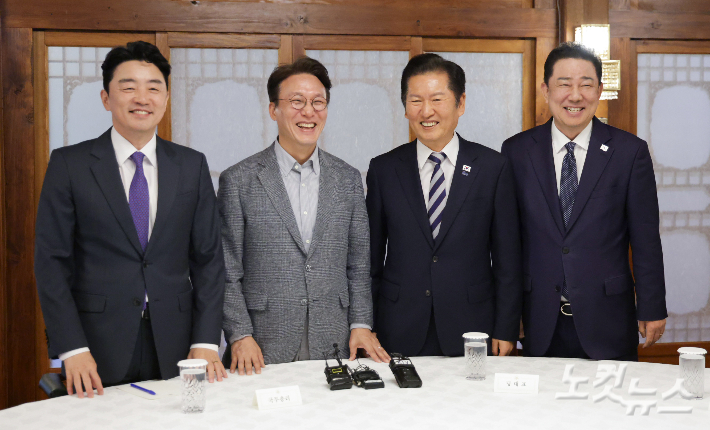 지난달 12일 김민석 국무총리(오른쪽에서 두번째)가 서울 종로구 삼청동 국무총리 서울공관에서 열린 제4차 고위당정협의회에 앞서 강훈식 대통령 비서실장, 정청래 더불어민주당 대표, 김병기 원내대표와 기념촬영하고 있다. 윤창원 기자