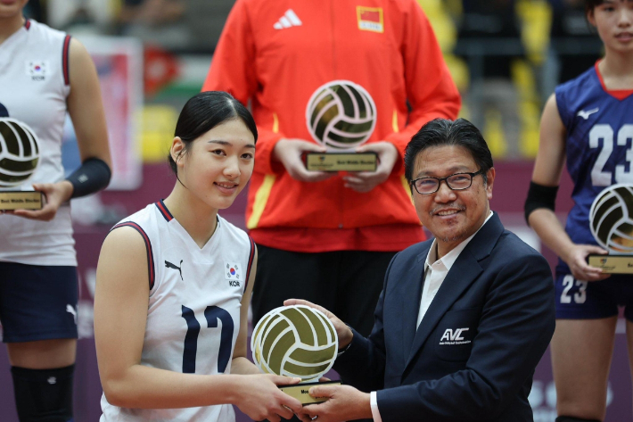 대회 최우수 선수에 오른 손서연(왼쪽). 아시아배구연맹 페이스북 캡처