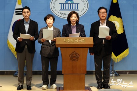 국민의힘 소속 나경원 의원 등 법사위원들이 9일 서울 여의도 국회 소통관에서 '검찰의 이재명 측근들 징역 유죄 대장동 부패범죄 항소포기 윗선지시' 관련 기자회견을 하고 있다.