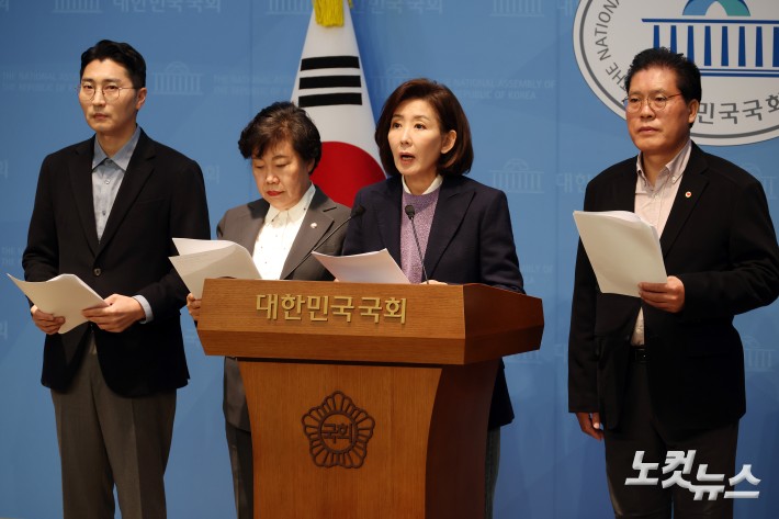 국민의힘 소속 나경원 의원 등 법사위원들이 9일 서울 여의도 국회 소통관에서 '검찰의 이재명 측근들 징역 유죄 대장동 부패범죄 항소포기 윗선지시' 관련 기자회견을 하고 있다.