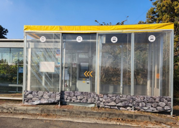 버스 승차대 방한 텐트. 제주도 제공