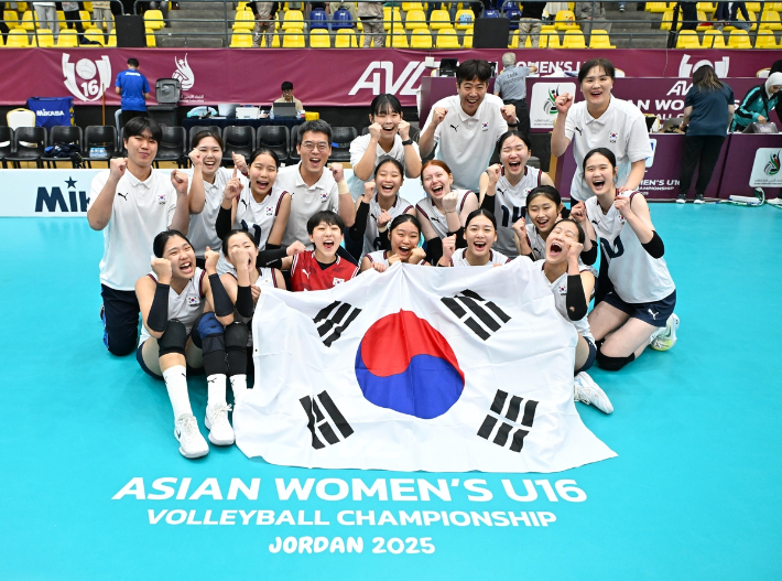 2025 U-16 아시아선수권대회 우승을 차지한 선수단. 아시아배구연맹 페이스북 캡처