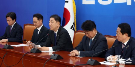 더불어민주당 김병기 원내대표가 9일 서울 여의도 국회에서 국감 종합평가 및 11월 국회 운영 관련 기자간담회를 갖고 있다.