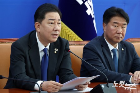 더불어민주당 김병기 원내대표가 9일 서울 여의도 국회에서 국감 종합평가 및 11월 국회 운영 관련 기자간담회를 갖고 있다.