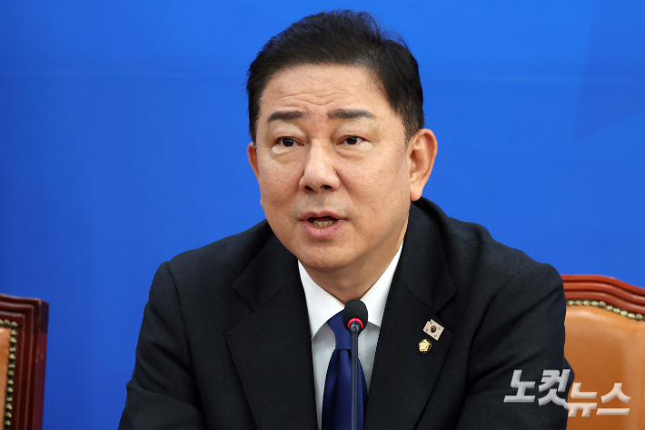 더불어민주당 김병기 원내대표가 9일 서울 여의도 국회에서 국감 종합평가 및 11월 국회 운영 관련 기자간담회를 갖고 있다. 윤창원 기자