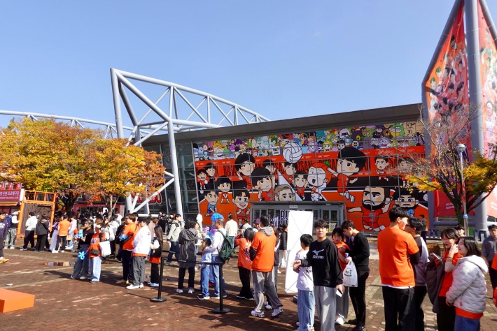 9일 OK저축은행의 첫 홈 경기 입장을 기다리는 부산 팬들. 연합뉴스