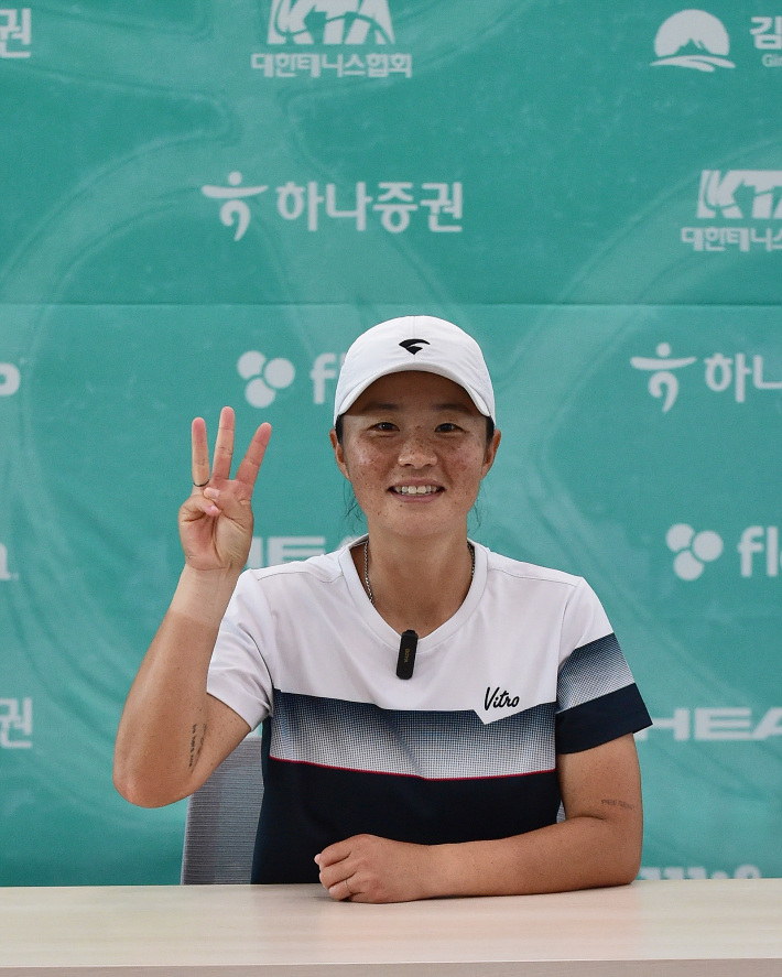 김나리가 3관왕을 의미하는 숫가락 3개를 편 모습. 협회 