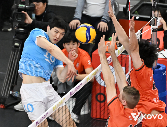 대한항공 정지석이 9일 OK저축은행과 원정에서 강타를 날리고 있다. KOVO 