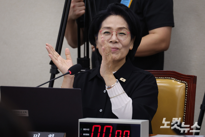 7일 서울 여의도 국회에서 열린 과학기술정보방송통신위원회 전체회의에서 최민희 위원장이 밝은 표정으로 박수를 치고 있다. 윤창원 기자