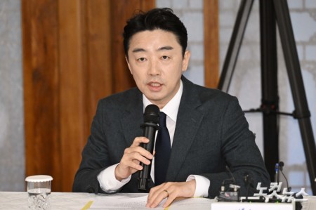 발언하는 강훈식 비서실장