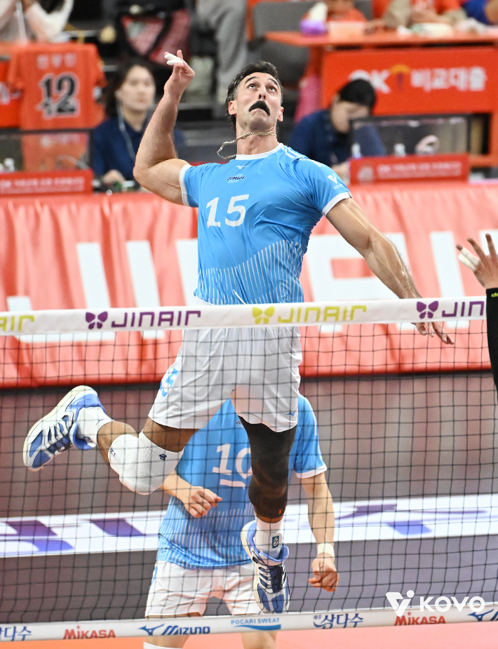 '난 펄펄 난다고' 대한항공 러셀의 스파이크 모습. KOVO 