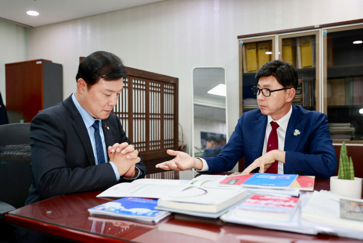 김철우 군수(우측)가 국회에서 조계원 예산결산특별위원회 위원을 만나 국비 지원을 건의하고 있다. 보성군 제공