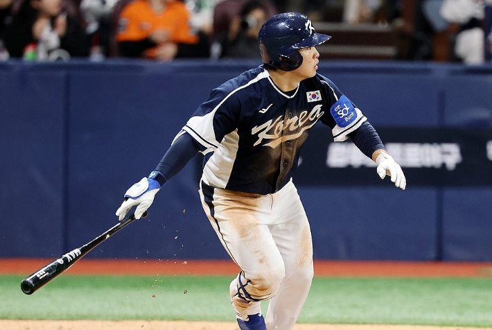 9일 오후 서울 구로구 고척스카이돔에서 열린 '2025 네이버 K-BASEBALL 시리즈' 대한민국과 체코의 평가전. 6회초 2사 만루 찬스 때 문현빈이 2타점 적시타를 때리고 있다. 연합뉴스