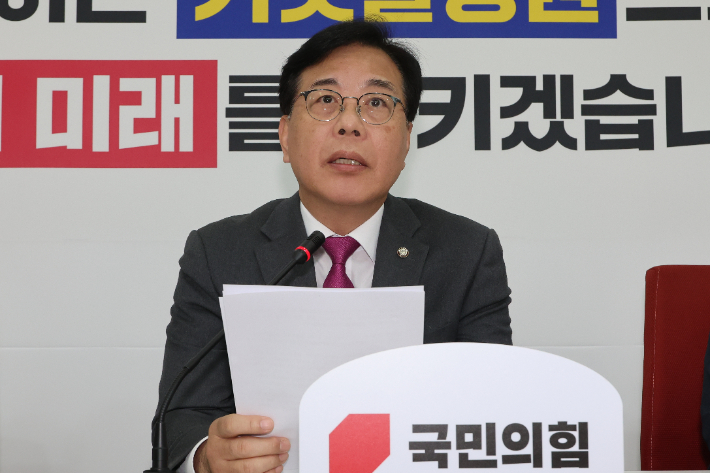 국민의힘 송언석 원내대표가 9일 서울 여의도 국회에서 검찰의 대장동 개발 비리 사건 항소 포기 등 현안 관련 기자간담회를 하고 있다. 연합뉴스