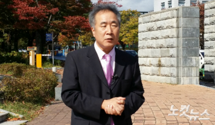 시민사회운동을 하며 2015년 순천대학교 정문 앞에서 발언하는 장채열 이사장. 고영호 기자