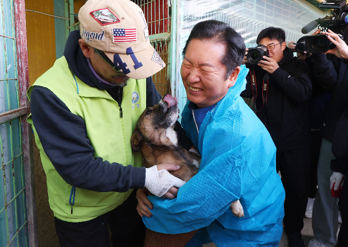 더불어민주당 정청래 대표가 9일 경기도 용인시 처인구 백암면에 위치한 유기견 보호소 '행복한 강아지들이 사는 집'에서 봉사활동을 하고 있다. 연합뉴스