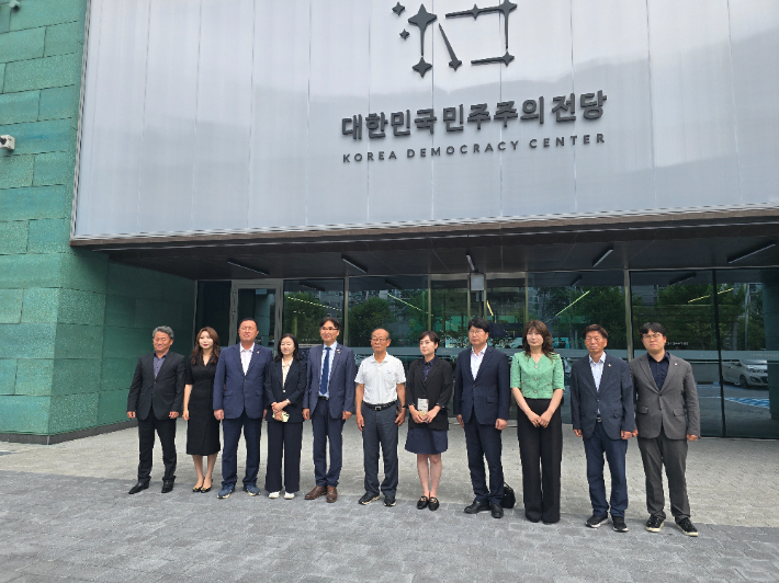 더불어민주당 창원시의원단과 시민단체 관계자들이 논란이 일고 있는 민주주의전당을 방문했다. 의원단 제공 