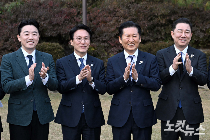 강훈식 대톨령비서실장, 김민석 국무총리, 더불어민주당 정청래 대표, 김병기 원내대표가 9일 서울 종로구 국무총리공관에서 열린 고위당정협의회 참석에 앞서 기념촬영을 하고 있다. 윤창원 기자
