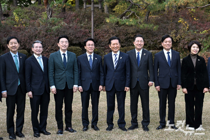 김민석 국무총리, 더불어민주당 정청래 대표, 김병기 원내대표, 강훈식 대통령비서실장, 김용범 정책실장 등 참석자들이 9일 서울 종로구 국무총리공관에서 열린 고위당정협의회에 앞서 기념촬영을 하고 있다. 윤창원 기자