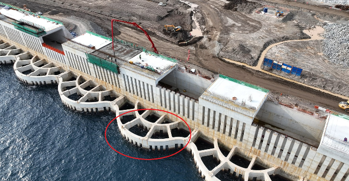 울릉공항 건설 현장 중 케이슨(붉은색으로 표시된 구조물) 모습. 국토부 제공