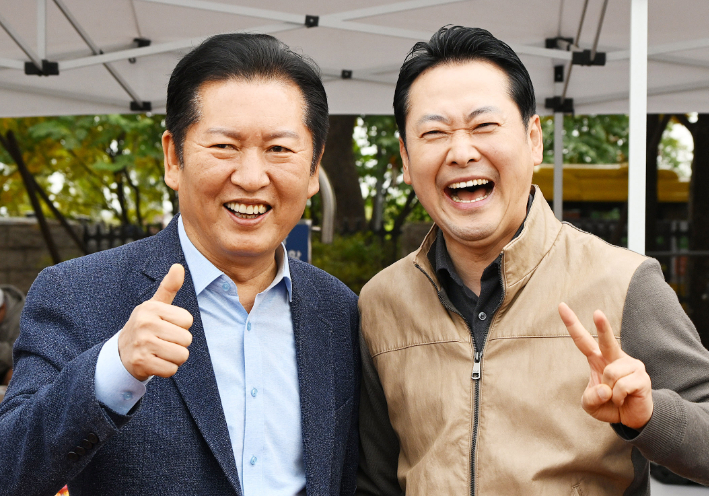 더불어민주당 정청래 대표와 국민의힘 장동혁 대표가 8일 서울 여의도 국회의사당 운동장에서 한국사진기자협회가 연 '2025 사진기자가족 체육대회'에 방문, 포즈를 취하며 기념 촬영하고 있다. 연합뉴스