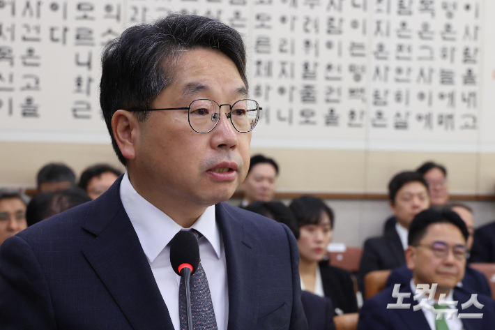 27일 서울 여의도 국회에서 열린 법제사법위원회의 대검찰청 국정감사에 노만석 검찰총장 직무대행이 업무보고를 하고 있다. 윤창원 기자