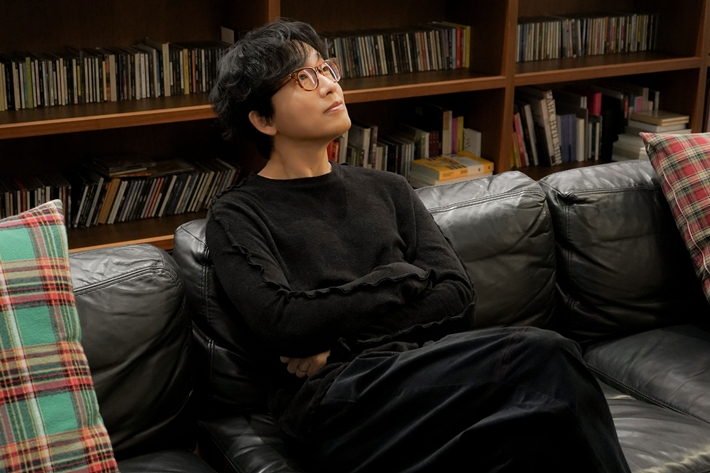 지난 7일 오후, 서울 강남구 안테나 사옥에서 정규 11집 '또 다른 곳' 라운드 인터뷰를 연 싱어송라이터 루시드폴. 안테나 제공