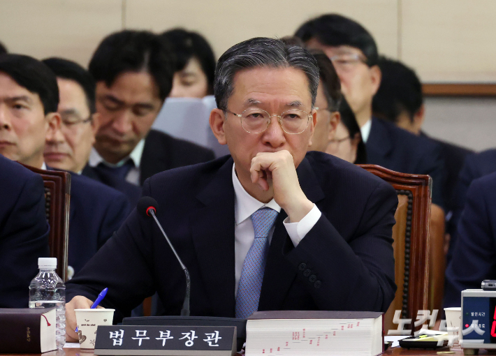 정성호 법무부 장관이 30일 오전 국회 법제사법위원회 법무부 등 종합감사에 출석해 질의를 듣고 있다. 황진환 기자