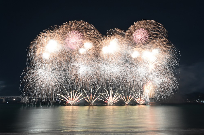 제20회 부산불꽃축제가 15일 광안리해수욕장 일원에서 개최된다. 부산시 제공