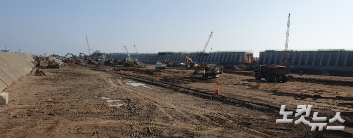 가두봉을 깎은 흙으로 울릉공항 부지를 메우는 작업 모습. 김승모 기자