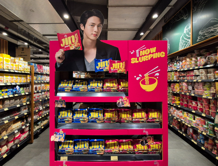 오뚜기 할랄 진라면 인도네시아 현지 대형마트 내 전용 매대. 오뚜기 제공