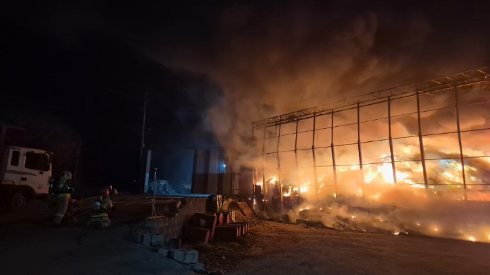 충남 천안시 서북구 입장면 자원순환시설 폐기물 창고 화재 진화 모습. 천안서북소방서 제공