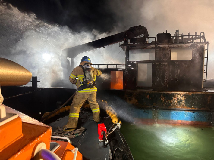 여수해경 유병욱 경장이 화재를 진압하고 있다. 여수해경 제공