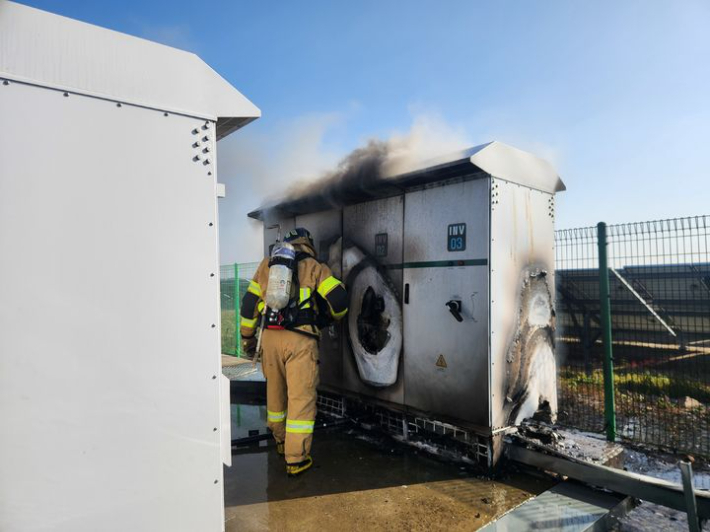 지난 9일 오후 12시 13분쯤 군산시 오식도동의 한 태양광 시설에서 불이 나 2시간여 만에 진화됐다. 전북소방본부 제공 