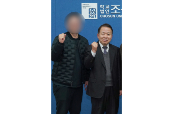 김이수 전 헌법재판관이자 학교법인 조선대학교 이사장(오른쪽)과 조선대 농구부 강모 감독이 기념촬영을 하고 있다. 조선대 제공