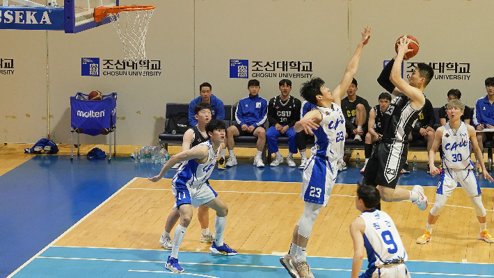 조선대 선수가 지난 2024년 4월 3일 광주 조선대 체육관에서 열린 KUSF 대학농구 U-리그 조선대와 중앙대의 경기에서 수비수를 앞에 두고 페이드 어웨이 점프슛을 시도하고 있다. 조선대 제공