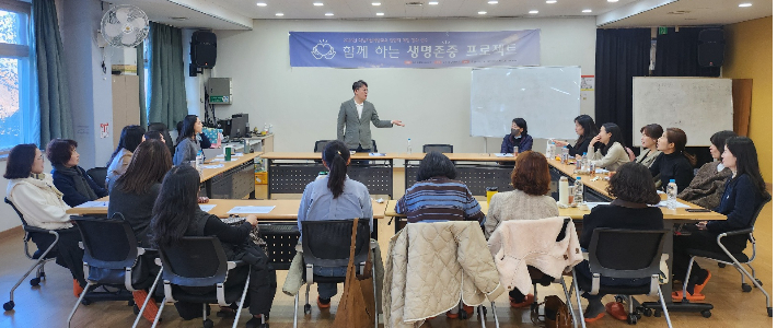 강원특별자치도교육청은 10일과 17일, 24일 3일간 도내 학생자살예방교육 담당자를 대상으로 춘천·원주·강릉 3개 권역에서 '함께하는 생명존중 프로젝트 역량 강화 연수'를 실시한다. 강원특별자치도교육청 제공