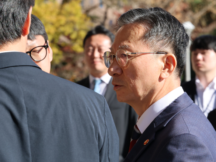 정성호 법무부 장관이 10일 정부과천청사 법무부로 출근하며 검찰의 '대장동 항소 포기' 결정과 관련한 입장을 밝히고 있다. 연합뉴스