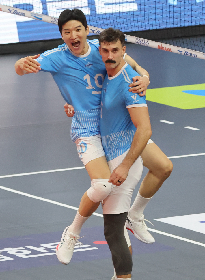 9일 부산 강서체육관에서 열린 프로배구 V리그 남자부 OK저축은행 읏맨과 대한항공 점보스의 경기. OK저축은행에 3대 1로 승리한 대한항공 정지석, 러셀이 기쁨을 나누고 있다. 연합뉴스 