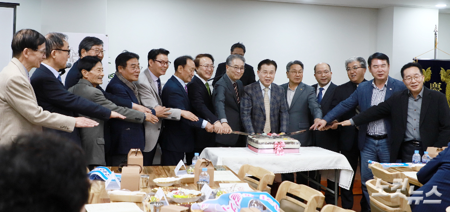 주요인사들이 케잌 커팅을 하며 기념촬영을 하고 있다. 한세민 교계기자