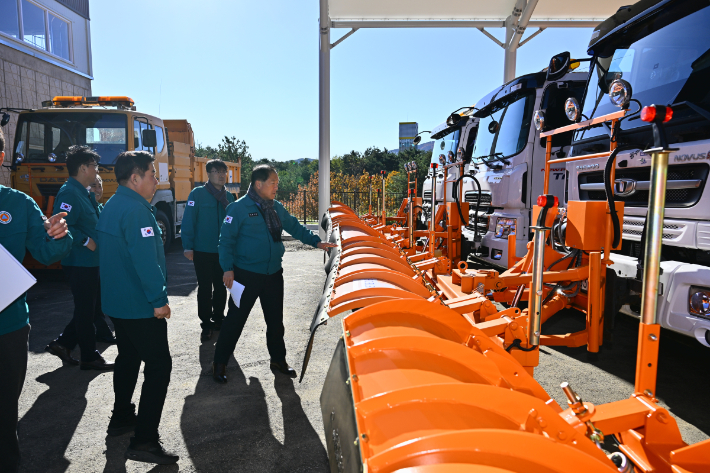 제설자재보관창고 현장 점검에 나선 이병선 속초시장. 속초시 제공