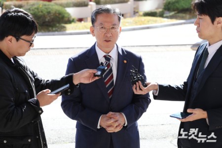 정성호 법무부 장관이 10일 오전 경기 정부과천청사 법무부로 출근하며 최근 검찰이 대장동 개발비리 의혹 사건에 대한 항소를 포기한 것과 관련해 입장을 밝히고 있다.