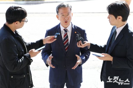 정성호 법무부 장관이 10일 오전 경기 정부과천청사 법무부로 출근하며 최근 검찰이 대장동 개발비리 의혹 사건에 대한 항소를 포기한 것과 관련해 입장을 밝히고 있다.