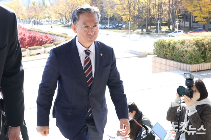 정성호 법무부 장관이 10일 오전 경기 정부과천청사 법무부로 출근하며 최근 검찰이 대장동 개발비리 의혹 사건에 대한 항소를 포기한 것과 관련해 입장을 밝히고 있다.