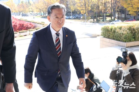 정성호 법무부 장관이 10일 오전 경기 정부과천청사 법무부로 출근하며 최근 검찰이 대장동 개발비리 의혹 사건에 대한 항소를 포기한 것과 관련해 입장을 밝히고 있다.