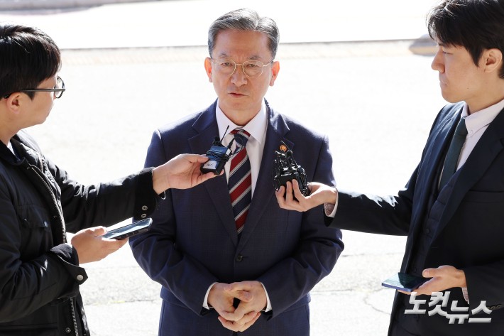 정성호 법무부 장관이 10일 오전 경기 정부과천청사 법무부로 출근하며 최근 검찰이 대장동 개발비리 의혹 사건에 대한 항소를 포기한 것과 관련해 입장을 밝히고 있다.