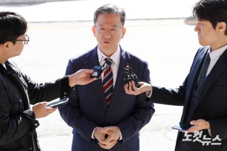 정성호 법무부 장관이 10일 오전 경기 정부과천청사 법무부로 출근하며 최근 검찰이 대장동 개발비리 의혹 사건에 대한 항소를 포기한 것과 관련해 입장을 밝히고 있다.